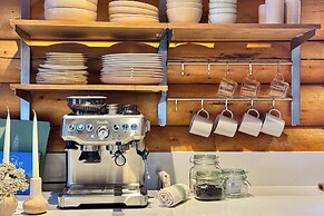 Deck & Pool Access: Pine Mountain Club Cabin!