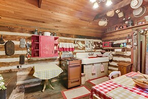 Ferrum Rustic Cabin in the Valley w/ Fire Pit