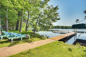 Lakefront Holcombe Getaway: Hot Tub, 2 Docks!