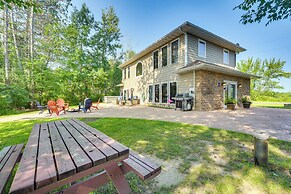 Lakefront Holcombe Getaway: Hot Tub, 2 Docks!