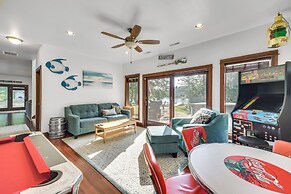 Lakefront Holcombe Getaway: Hot Tub, 2 Docks!