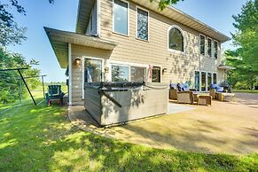 Lakefront Holcombe Getaway: Hot Tub, 2 Docks!