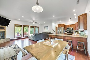 Lakefront Holcombe Getaway: Hot Tub, 2 Docks!