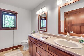 Lakefront Holcombe Getaway: Hot Tub, 2 Docks!