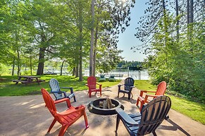 Lakefront Holcombe Getaway: Hot Tub, 2 Docks!