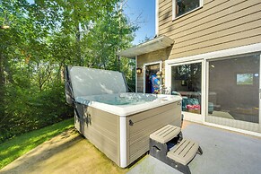 Lakefront Holcombe Getaway: Hot Tub, 2 Docks!