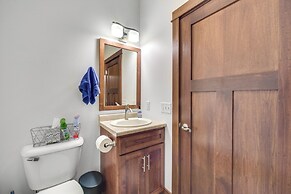 Lakefront Holcombe Getaway: Hot Tub, 2 Docks!
