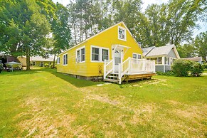 Steps to Lake + Public Boat Ramp: Edinboro Cottage