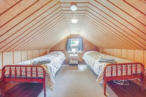 Steps to Lake + Public Boat Ramp: Edinboro Cottage