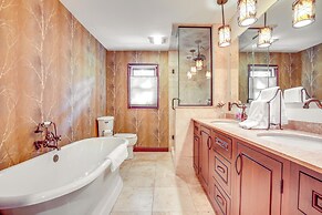 Rhinelander Chain of Lakes Home w/ River Dock!