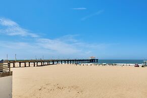 Sunny Manhattan Beach Apt w/ Vibrant Ocean Views