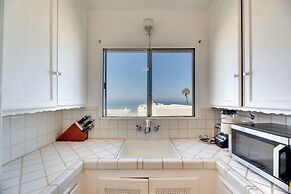 Sunny Manhattan Beach Apt w/ Vibrant Ocean Views