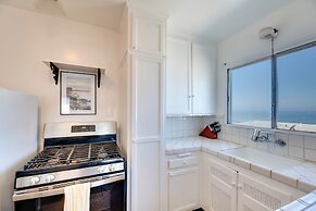 Sunny Manhattan Beach Apt w/ Vibrant Ocean Views