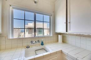 Bright Manhattan Beach Apt, Steps to Sand & Surf