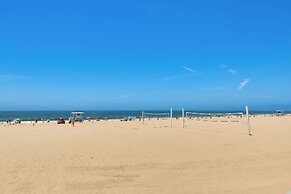 Bright Manhattan Beach Apt, Steps to Sand & Surf
