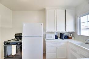 Bright Manhattan Beach Apt, Steps to Sand & Surf