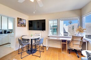 Bright Manhattan Beach Apt, Steps to Sand & Surf