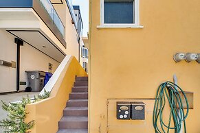 Bright Manhattan Beach Apt, Steps to Sand & Surf