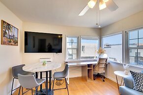 Bright Manhattan Beach Apt, Steps to Sand & Surf