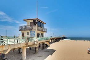 Bright Manhattan Beach Apt, Steps to Sand & Surf
