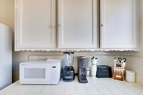 Bright Manhattan Beach Apt, Steps to Sand & Surf