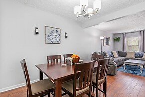 Cozy Retreat With Pool - Your Home Away From Home 3 Bedroom Home by Re