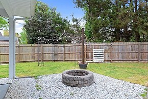 Cozy Retreat With Pool - Your Home Away From Home 3 Bedroom Home by Re
