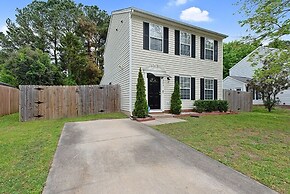 Cozy Retreat With Pool - Your Home Away From Home 3 Bedroom Home by Re