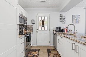 Cozy Retreat With Pool - Your Home Away From Home 3 Bedroom Home by Re