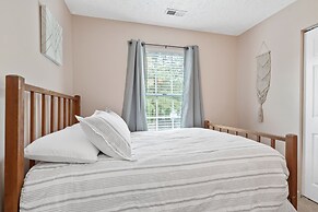Cozy Retreat With Pool - Your Home Away From Home 3 Bedroom Home by Re