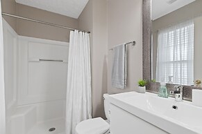 Cozy Retreat With Pool - Your Home Away From Home 3 Bedroom Home by Re