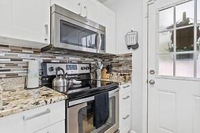 Cozy Retreat With Pool - Your Home Away From Home 3 Bedroom Home by Re