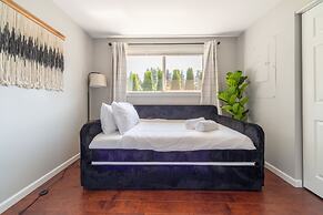 Edmonds Escape Modern Home & Appliances 3 Bedroom Home by RedAwning