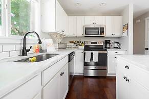 Edmonds Escape Modern Home & Appliances 3 Bedroom Home by RedAwning