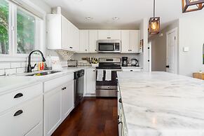 Edmonds Escape Modern Home & Appliances 3 Bedroom Home by RedAwning