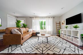 Edmonds Escape Modern Home & Appliances 3 Bedroom Home by RedAwning