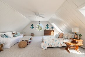 Immaculate Waterfront Beach House 5 Bedroom Home by RedAwning