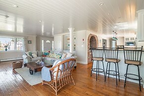 Immaculate Waterfront Beach House 5 Bedroom Home by RedAwning