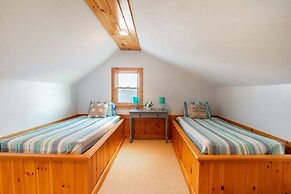 Immaculate Waterfront Beach House 5 Bedroom Home by RedAwning