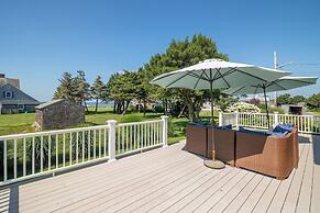 Immaculate Waterfront Beach House 5 Bedroom Home by RedAwning