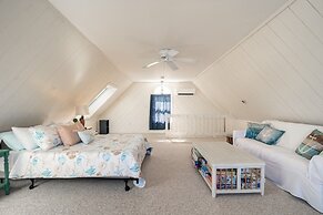 Immaculate Waterfront Beach House 5 Bedroom Home by RedAwning