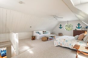 Immaculate Waterfront Beach House 5 Bedroom Home by RedAwning