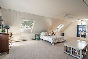 Immaculate Waterfront Beach House 5 Bedroom Home by RedAwning