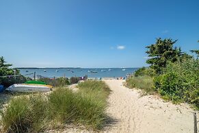 Immaculate Waterfront Beach House 5 Bedroom Home by RedAwning