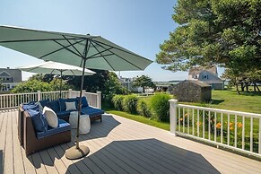 Immaculate Waterfront Beach House 5 Bedroom Home by RedAwning