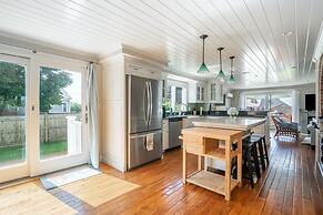 Immaculate Waterfront Beach House 5 Bedroom Home by RedAwning