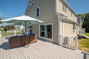 Immaculate Waterfront Beach House 5 Bedroom Home by RedAwning