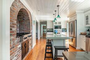 Immaculate Waterfront Beach House 5 Bedroom Home by RedAwning