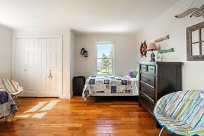 Immaculate Waterfront Beach House 5 Bedroom Home by RedAwning