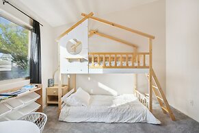 The Perfect Family Escape: Spacious And Cozy 5 Bedroom Home by RedAwni